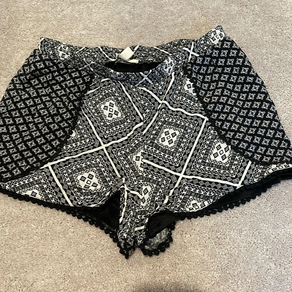 Miami Francesca’s boutique black and white geometric pattern shorts large
